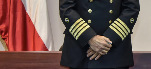 Uniforme institucional de oficial de marina mercante